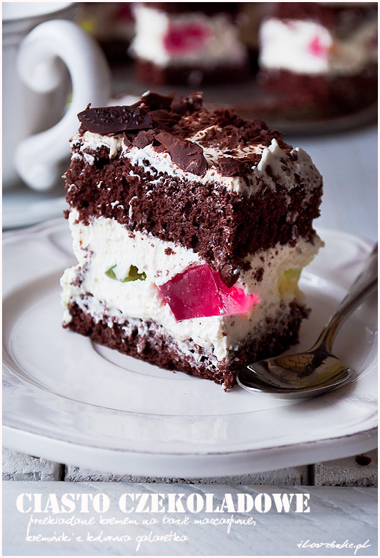 ciasto-czekoladowe-przekladane-kremem-z-galaretka