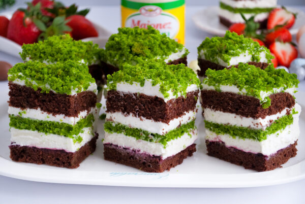 ciasto czekoladowe z zielonym mchem
